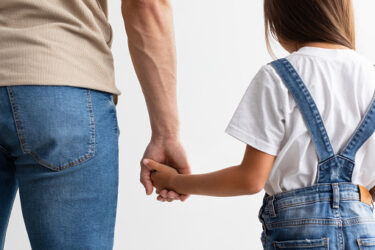 法務省、離婚後の共同親権を提案へ　問題はDVや虐待傾向のある親をどう見極められるか。